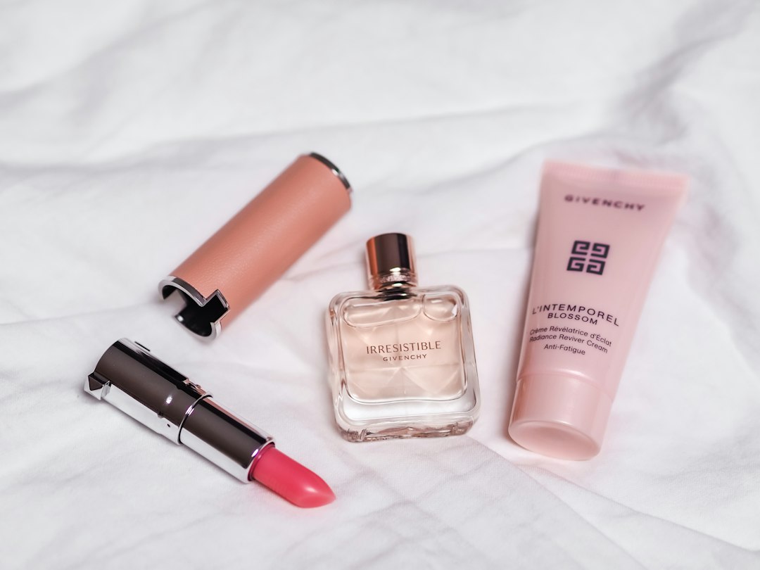 Breaking the Mold: Unisex Scents Challenge Gender Norms in the Fragrance Industry